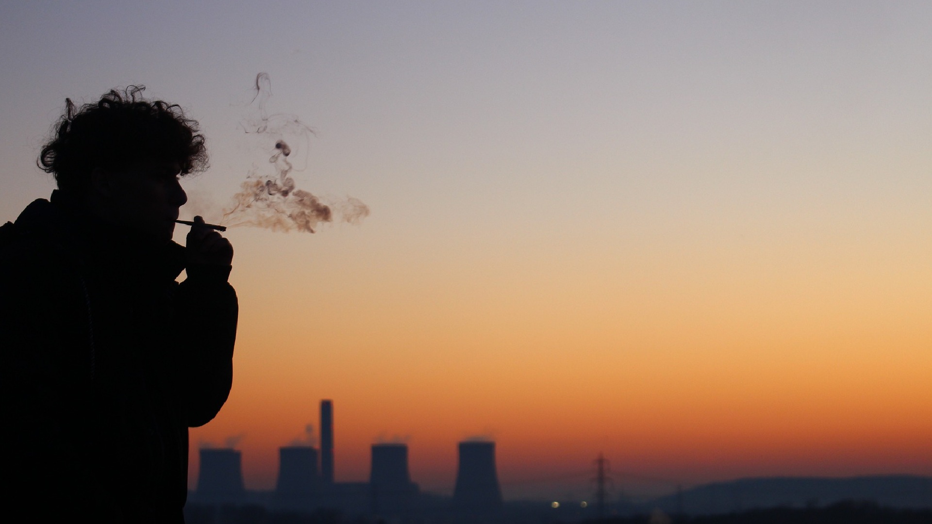 ガジェット ベランダ喫煙禁止法 タバコ愛好家達の未来 N3